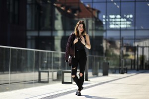 dziurawe-jeansy-jak-nosić