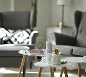 biała podłoga w salonie czy praktyczna