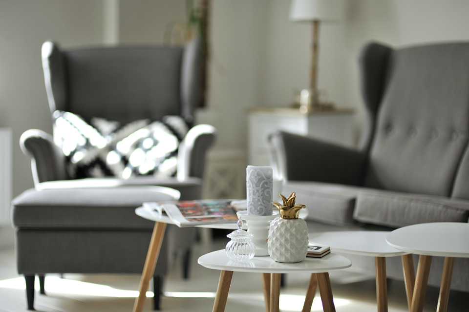 biała podłoga w salonie czy praktyczna