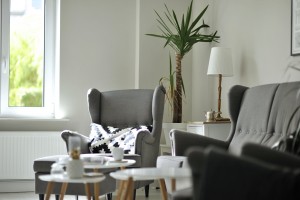 biała-podłoga-z-desek-w-salonie-3