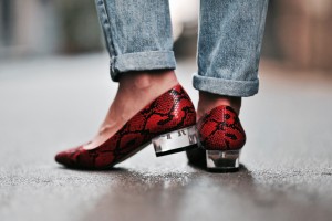buty-w-wężowy-wzór-stylizacja