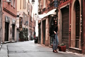 patchwork-jeans-trend-outfit