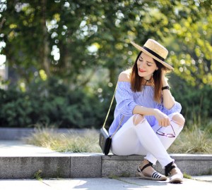 bluzka-odsłaniająca-ramiona-stylizacja