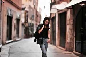 jeansy-z-naszywkami-jak-nosić