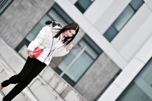 biała-kurtka-stylizacja