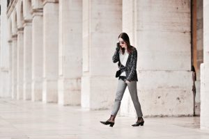 do-czego-pasują-szare-spodnie