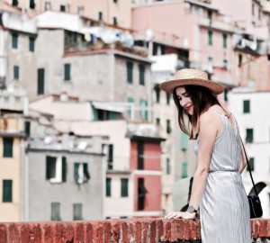 metaliczna-sukienka-jakie-dodatki-pasują