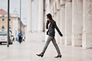 grey-pants-outfit-ideas