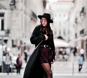 welurowa-aksamitna-sukienka-stylizacje-do-czego-nosić