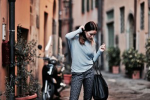 wzorzyste-spodnie-do-czego-nosić-jak-nosić