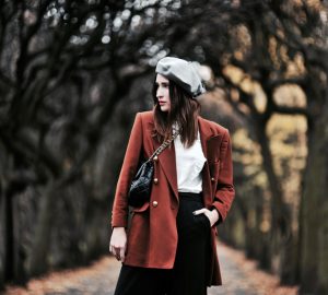 koszula z falbankami do czego nosić