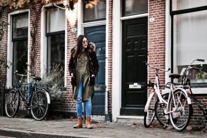 burgundowa-kurtka-parka-stylizacje