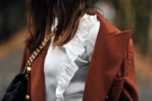 koszula-z-falbankami-do-czego-nosić-stylizacja