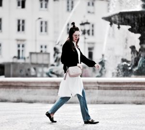 mała-torebka-gucci-z-frędzlem-stylizacja