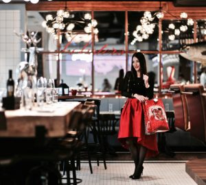 czerwona rozkloszowana spódnica świąteczna stylizacja