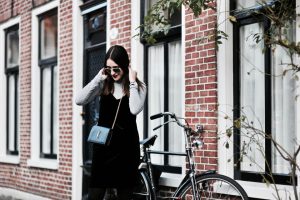 golf-pod-sukienkę-na-ramiączkach-stylizacja