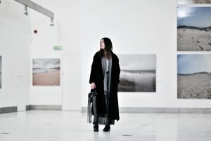 czarny-oversizowy-płaszcz-i-szalik-acne-stylizacja