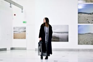 czarny-oversizowy-płaszcz-i-szalik-acne-stylizacja