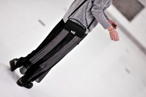 casual-outfit-with-metallic-skirt