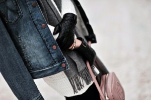 jeansowa-kurtka-jak-nosić