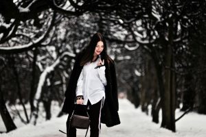 elegancka-stylizacja-z-czarnym-futrem