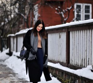 czarny-oversizowy-płaszcz-damski-jak-nosić