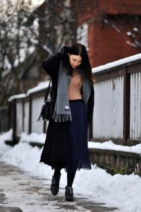 czarny-płaszcz-stylizacja