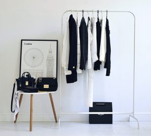 czy wypada iść na wesele w czarnej sukience