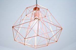 miedziana-lampa-z-powyginanego-drutu