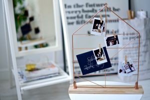 wnętrze z miedzianymi dodatkami