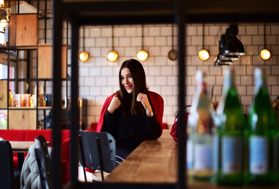 czerwony żakiet stylizacja