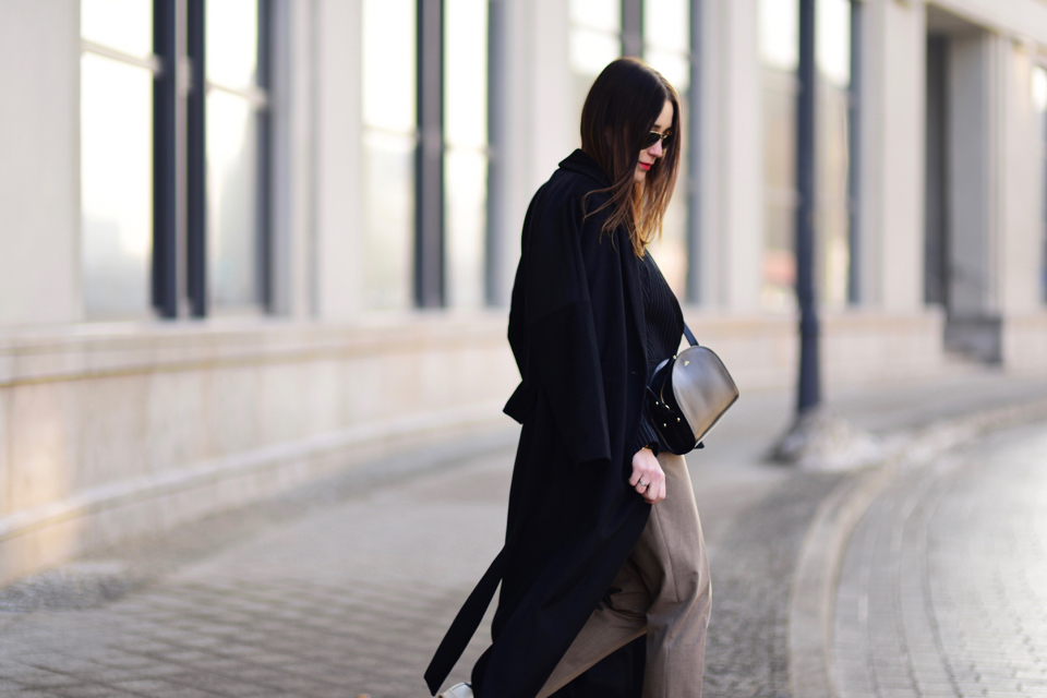 sportowe buty do eleganckich spodni stylizacja