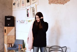 różowy-bomber-do-czego-nosić