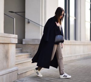 sportowe-buty-do-eleganckich-spodni-stylizacja