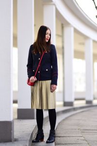 plisowana-spódnica-w-militarnej-stylizacji