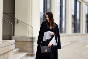 bluzka-z-rozkloszowanymi-rękawami-do-sukienki-jak-nosić