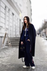 wide-leg-trousers-with-side-stripe-outfit-street-style