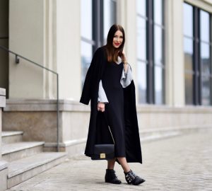 bluzka-z-rozkloszowanymi-rękawami-do-sukienki-jak-nosić