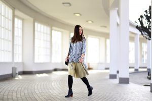 minimalistyczna-stylizacja-z-plisowaną-spódnicą