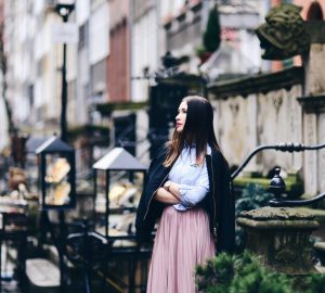 jaką-koszulę-nosić-do-plisowanej-spódnicy