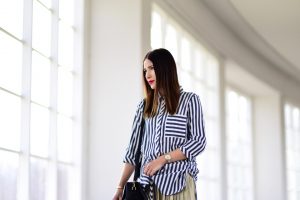 koszula-w-paski-w-minimalistycznej-stylizacji