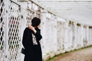 co założyć pod koronkową bluzkę