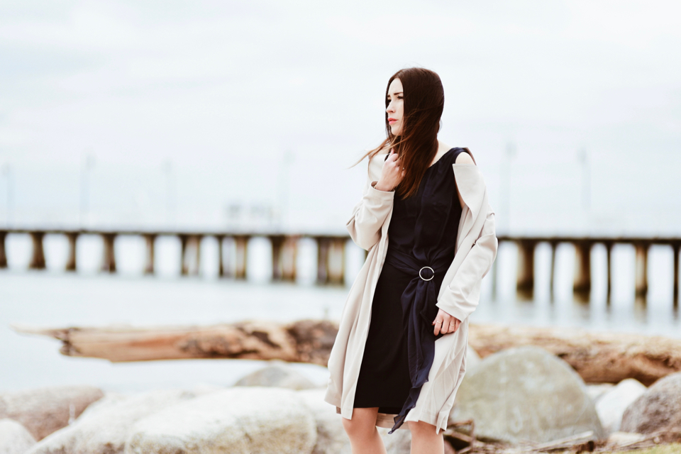 trencz-do-sukienki-jak-nosić-stylizacja