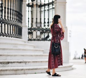 czy-klapki-pasują-do-sukienki