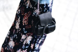 długa-kwiecista-sukienka-jak-nosić