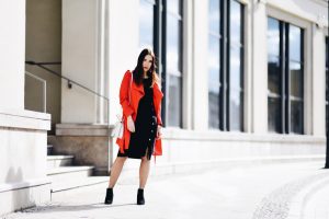 czarna-ołówkowa-sukienka-jak-nosić-stylizacja