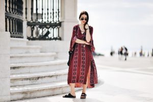 czy do sukienki można nosić klapki