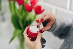 jak-nakładać-krem-pod-oczy