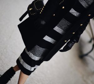 kabaretki do sukienki jak nosić żeby nie wyglądać wulgarnie