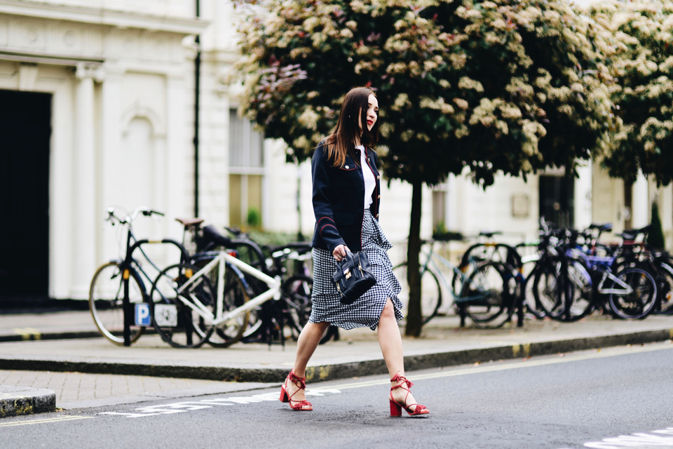 sandały-z-frędzlami-stylizacje-trend-street-style